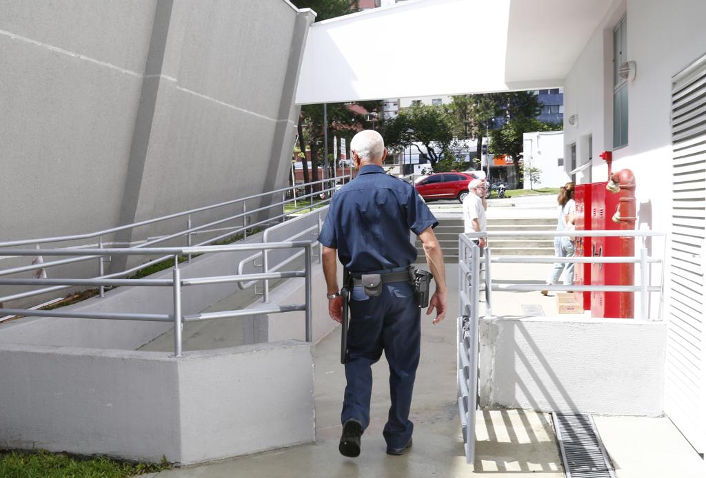Antes da instalação do portão, guardas tinham que pular o gradil para ter acesso mais rápido à Praça Oswaldo Cruz ao sair do subsolo do centro esportivo. | Aniele Nascimento/Gazeta do Povo