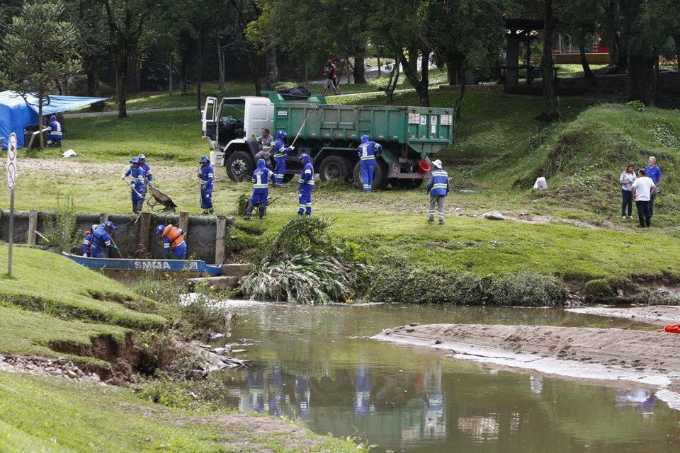 Prefeitura recolhe quase 350 toneladas de entulho após chuvas do fim de semana Cerca de 400 colaboradores participaram do recolhimento do entulho entre domingo (4)e segunda-feira (5) | Aniele Nascimento/Gazeta do Povo