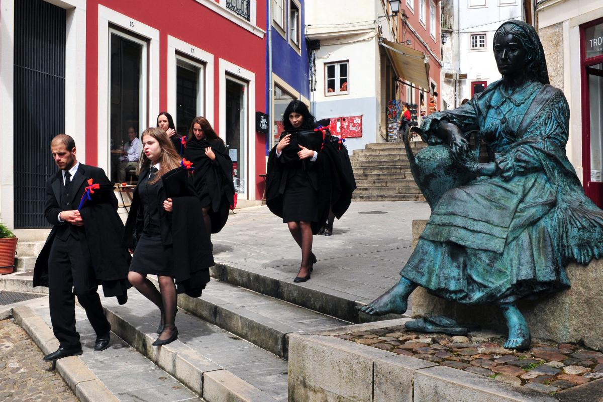 Alunos da Universidade de Coimbra caminham pelas ruas da cidade portuguesa. | Agliberto Lima/Fotos Públicas