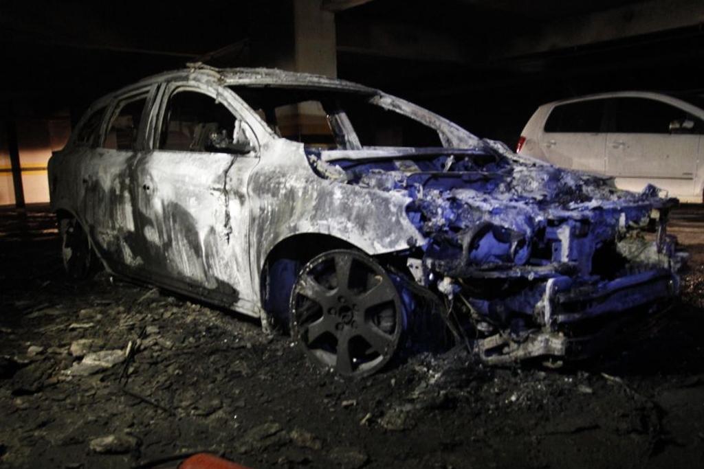 Carro que deu início ao incêndio ficou completamente destruído. | Daniel Caron/Gazeta do Povo