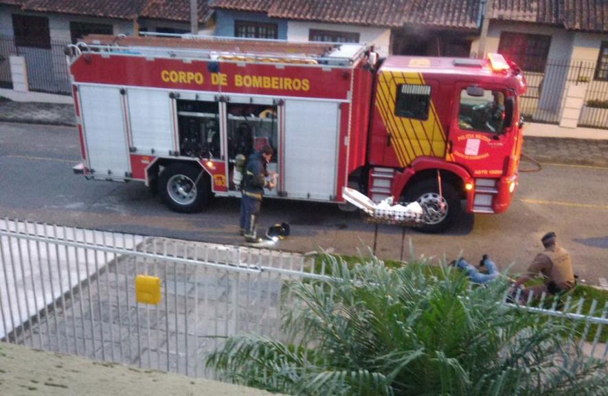 Bombeiros e Polícia Militar atenderam a ocorrência em São José dos Pinhais. | Colaboração/Samuel Voos