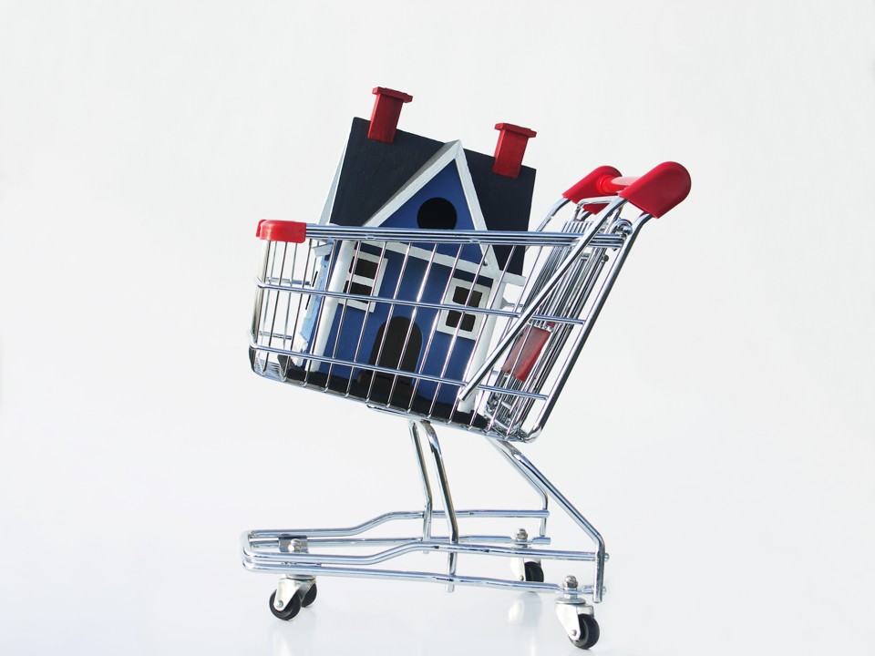 O leilão é o primeiro passo da Caixa para vender um imóvel retomado. Mas há outras maneiras de comprar um bem do banco. | /Bigstock