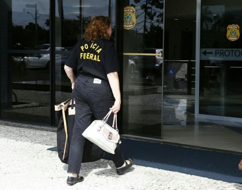 Polícia Federal deflagra nova fase da Carne Fraca, com 11 mandados de prisão Policiais chegam com documentos na sede da PF em Curitiba | Aniele Nascimento/ Gazeta do Povo