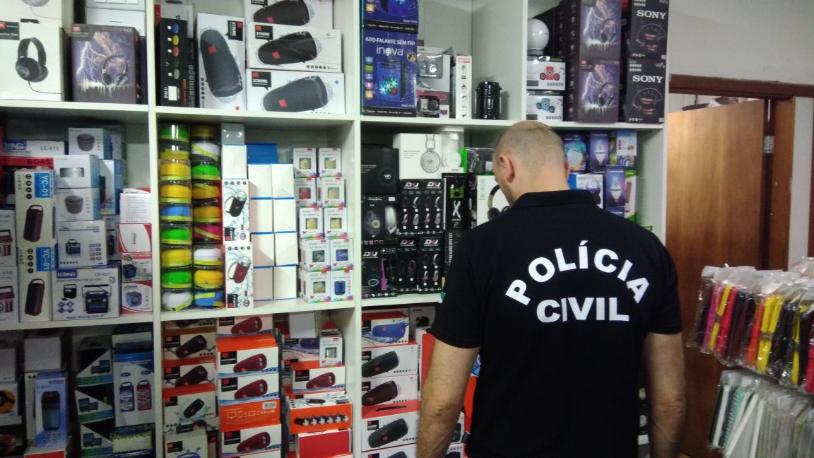 Centenas de produtos eletroeletrônicos eram comercializados sem nota fiscal em uma sobreloja na Rua XV de Novembro | Bruno Raphael Muller/RPC