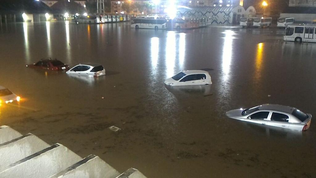 Carros boiando na região da Linha Verde na noite de sábado: seguradoras ainda estão calculando os estragos. | Colaboração/