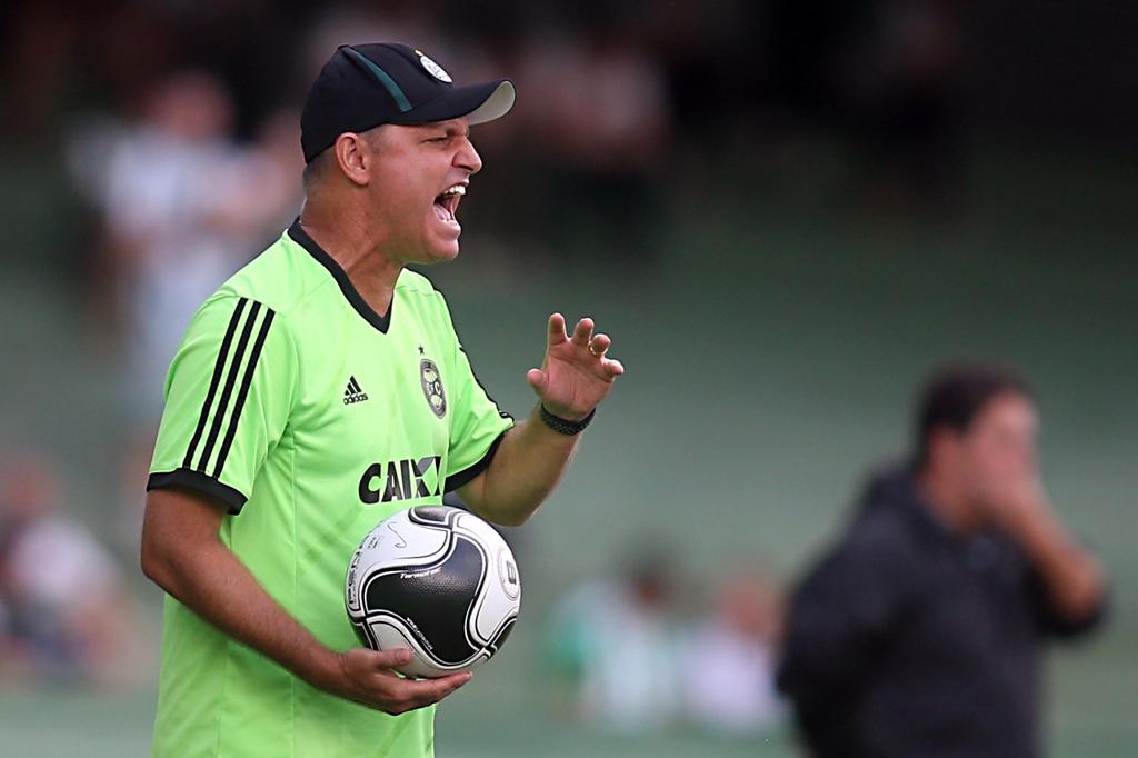 Sandro Forner orienta a equipe durante derrota do Coritiba para o Maringá | Albari Rosa/Gazeta do Povo