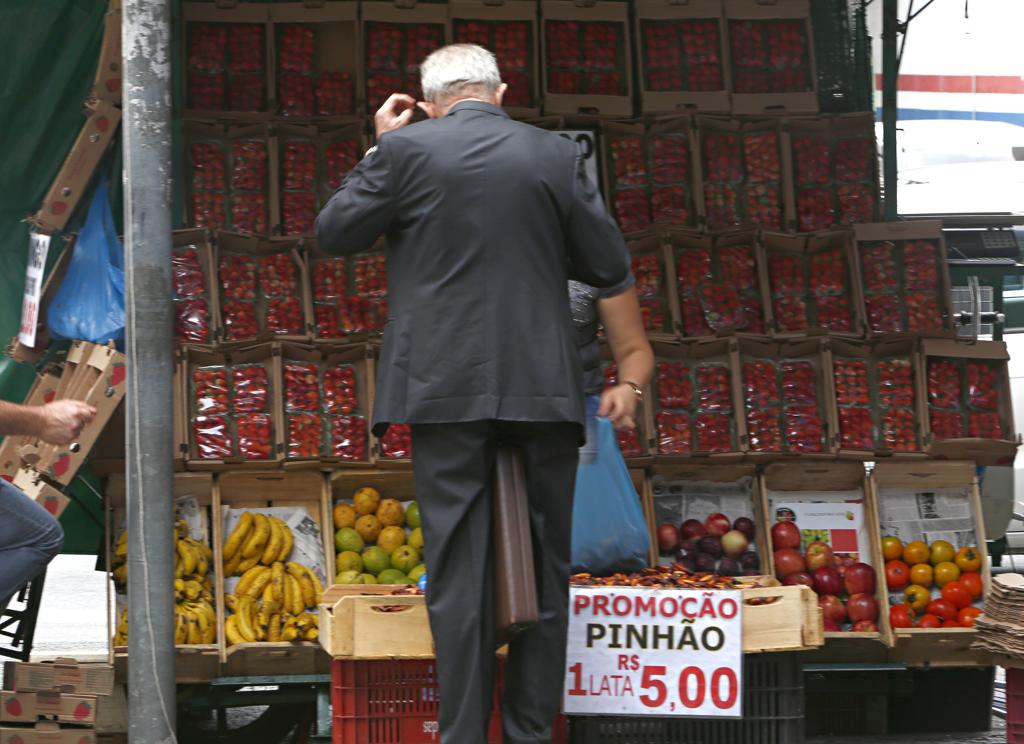 Venda de pinhão em Curitiba nesta quinta-feira, dia 29 de março: comercialização antes de 1º  de abril é ilegal | Aniele Nascimento/Gazeta do Povo
