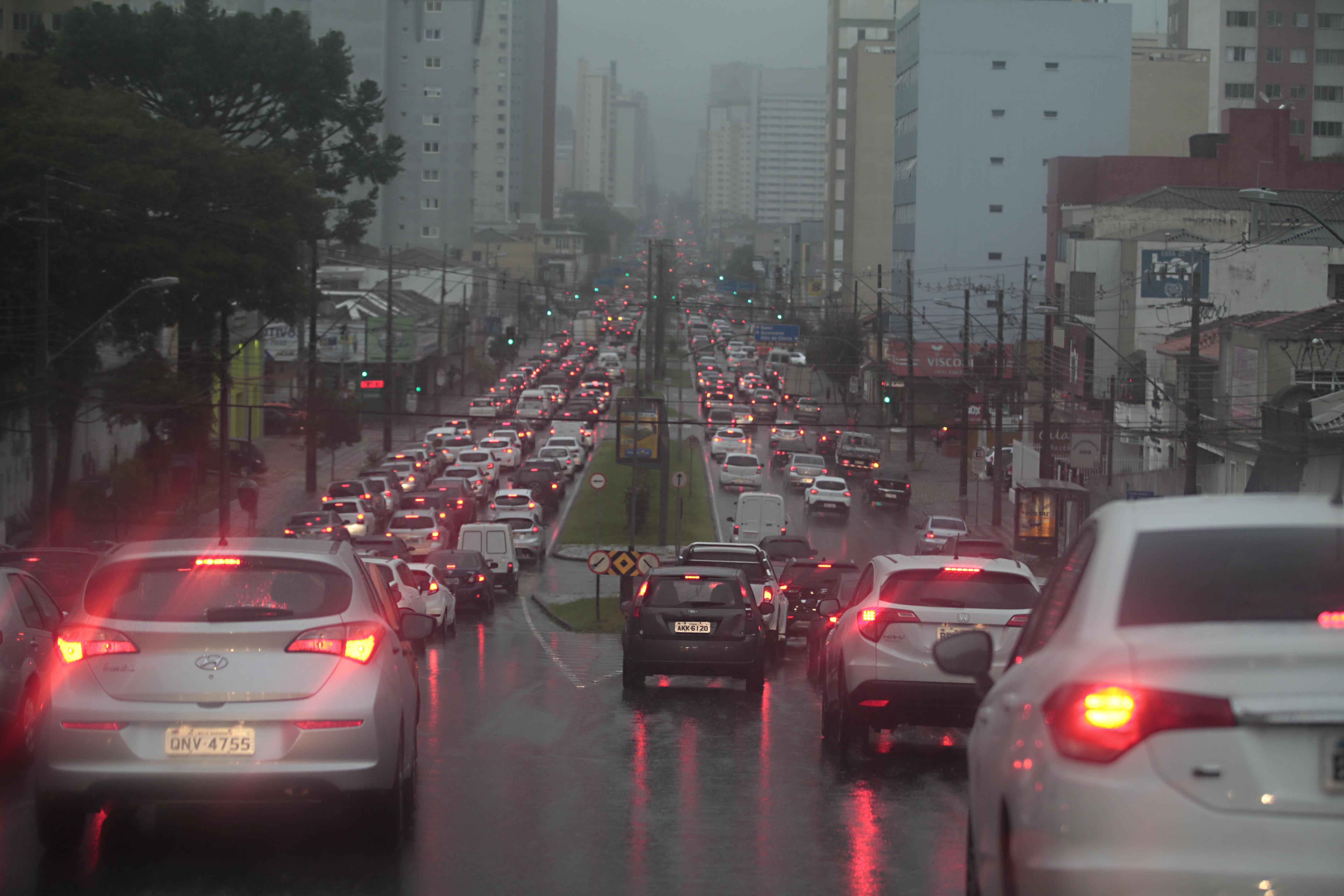 Chuva forte complicou o trânsito em Curitiba quarta-feira: previsão é de temporal novamente nesta quinta. | albari rosa/gazeta do povo