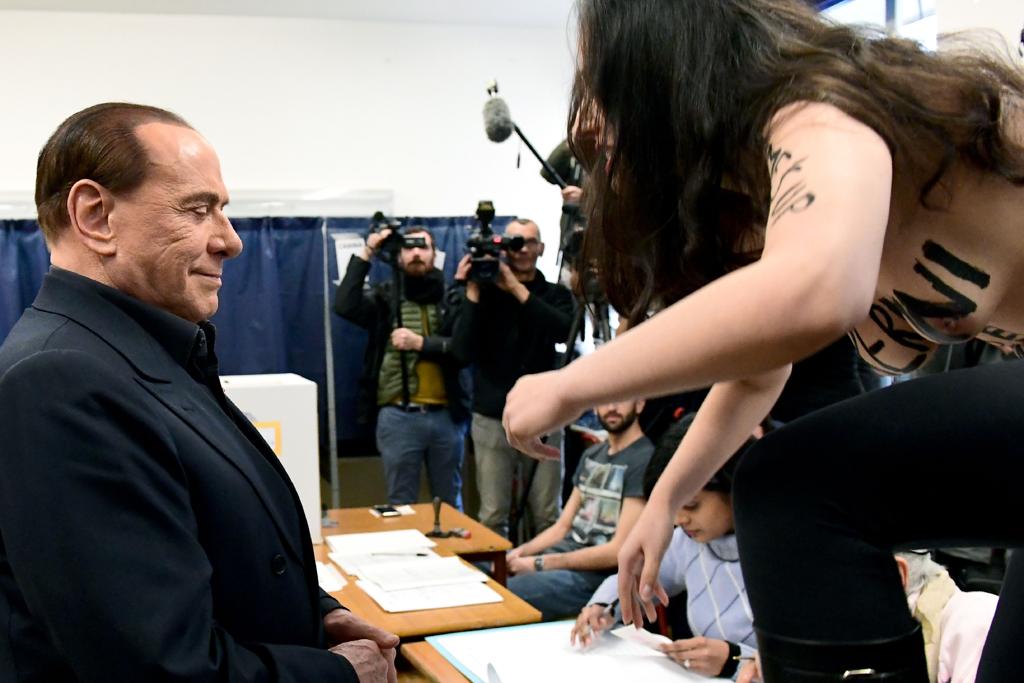 O ex-premiê Silvio Berlusconi foi alvo de protesto de uma integrante do grupo feminista Femen enquanto votava | MIGUEL MEDINA//AFP