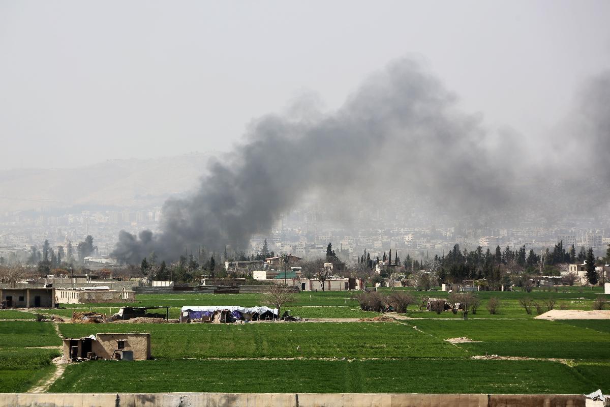 Nos últimos dois dias, milhares de civis conseguiram fugiram do avanço das forças sírias em Ghouta | STRINGER/AFP