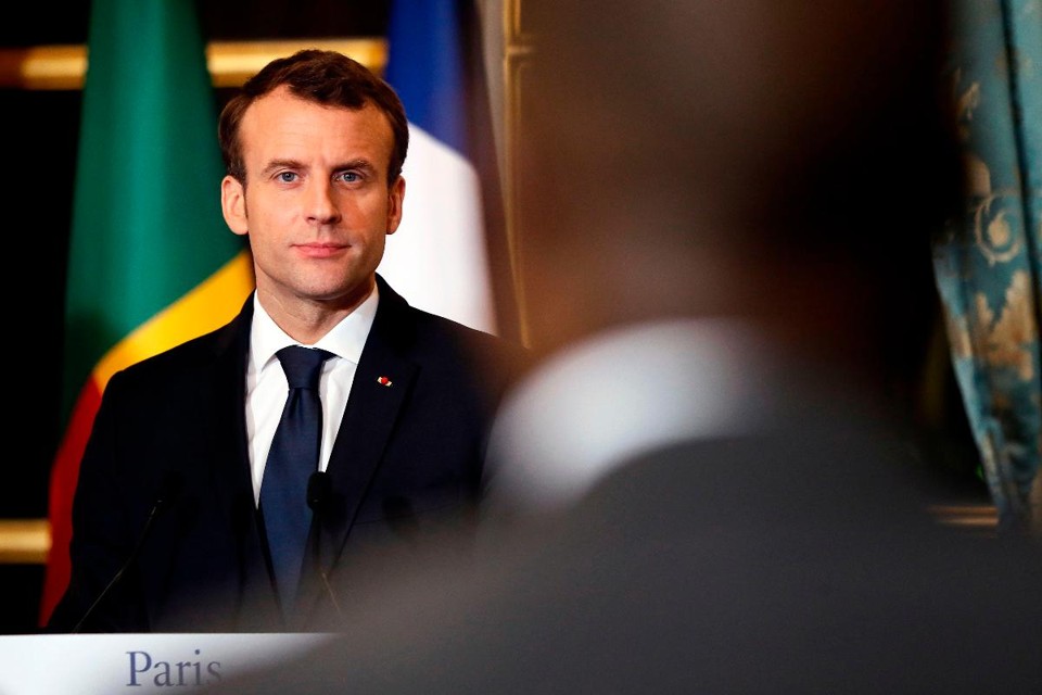 Projeto de lei francês pode permitir a retirada de fake news do ar durante eleições A primeira vez que Macron divulgou seu plano de lançar uma lei contra as notícias falsas, ele foi recebido com desconfiança e cautela | ETIENNE LAURENT/AFP