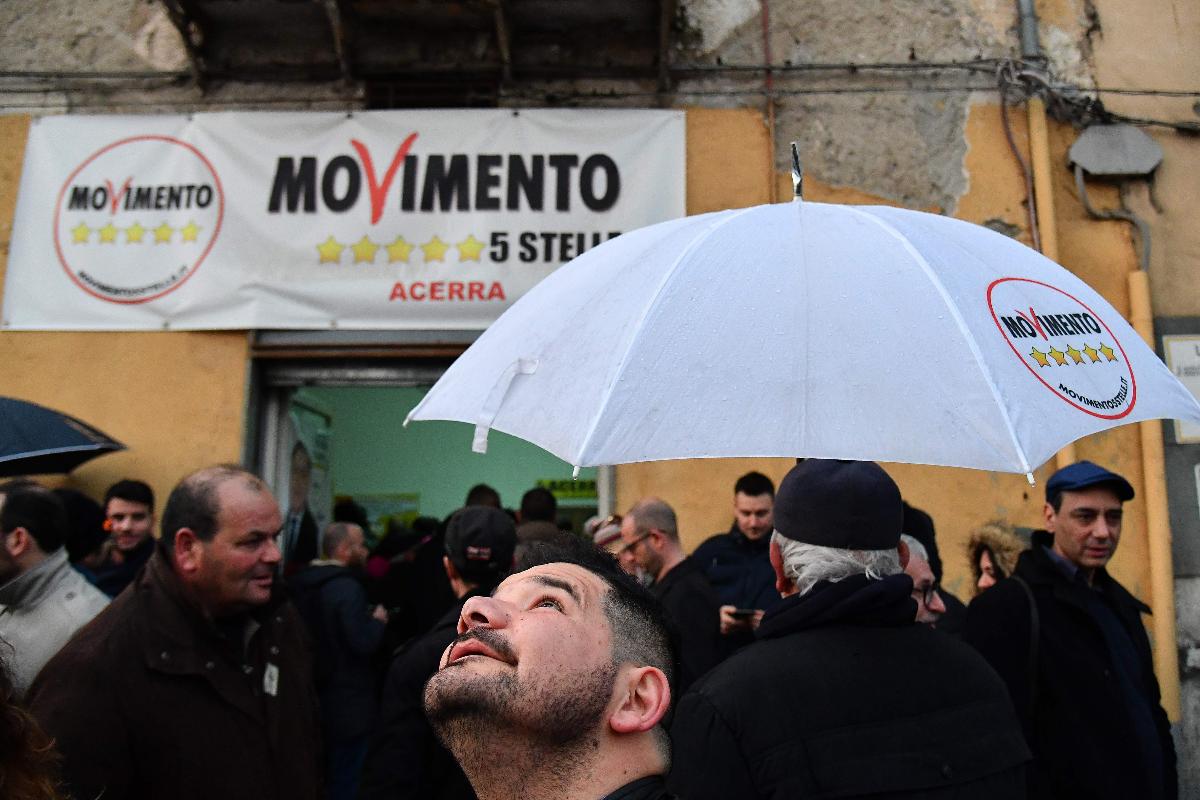 Apoiadores do partido Movimento 5 estrelas | ALBERTO PIZZOLI/AFP