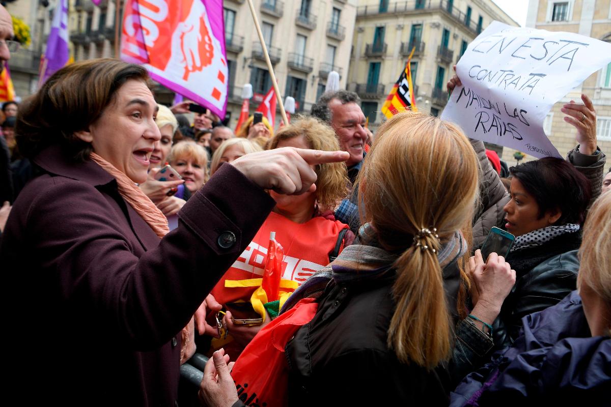 A prefeita de Barcelona, Ada Colau, participa de um protesto na praça de Sant Jaume durante a greve de um dia para defender os direitos das mulheres no Dia Internacional da Mulher em Barcelona, em 8 de março de 2018. | LLUIS GENE/AFP