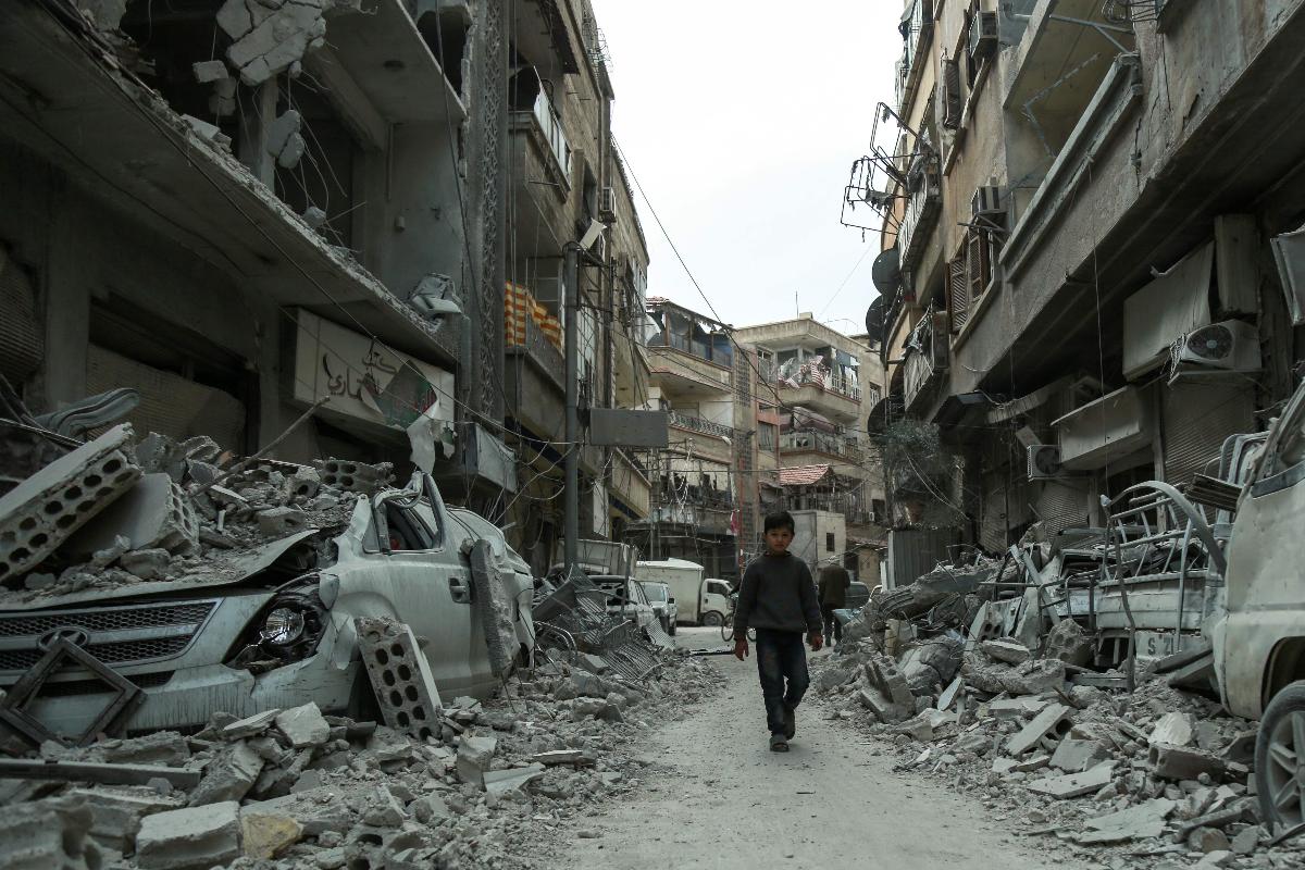 A ditadura de Assad continua com a ofensiva apesar da resolução do Conselho de Segurança do fim de fevereiro que pede um cessar-fogo de 30 dias | HAMZA AL-AJWEH/AFP