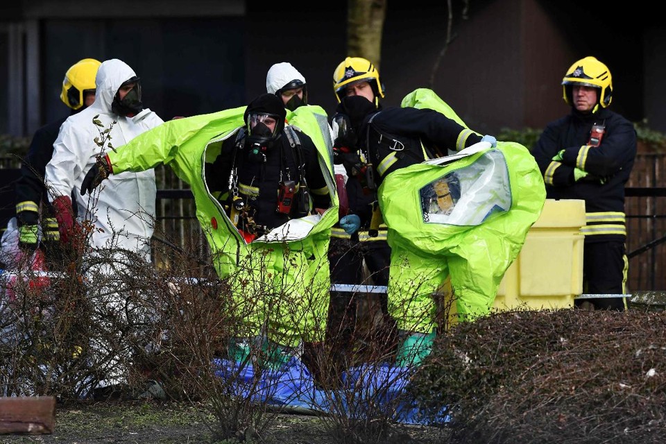 Membros da Brigada de Incêndios são ajudados a sair de suas roupas de proteção após uma operação para resgatar Sergei Skripal e sua filha | BEN STANSALL/AFP