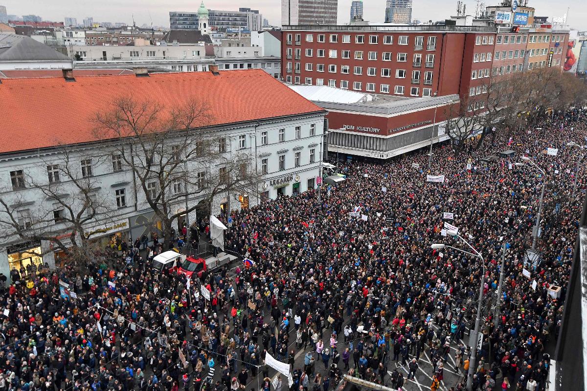 Pessoas se reúnem na Praça do Levante Nacional Eslovaco (SNP) durante uma manifestação sob o slogan "Por uma Eslováquia Decente" em homenagem ao jornalista eslovaco assassinado Jan Kuciak e sua noiva Martina Kusnirova | JOE KLAMAR/
AFP