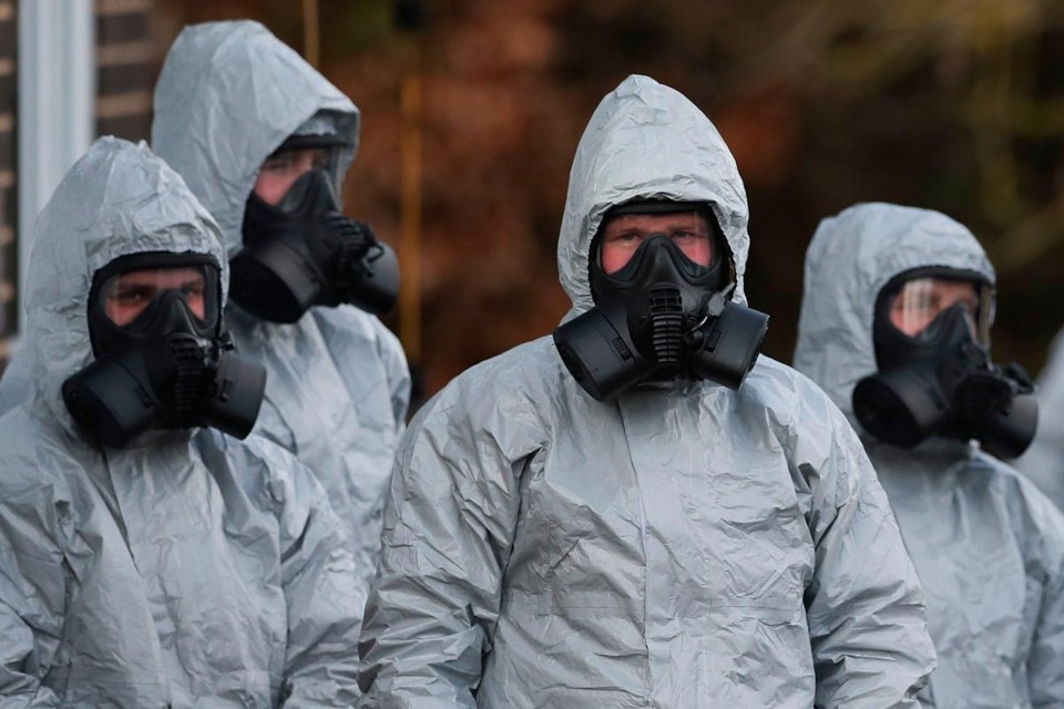 Investigadores usam macacões de proteção perto do Hospital Distrital de Salisbury, em Salisbury, no sul da Inglaterra | DANIEL LEAL-OLIVAS/AFP