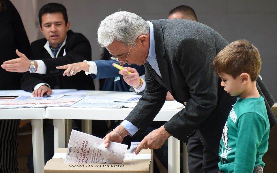 Com 98% das urnas apuradas, o Centro Democrático, do ex-presidente Álvaro Uribe (foto) havia conquistado 19 das 102 cadeiras no Senado e 32 das 166 vagas na Câmara | Raul Arboleda/AFP