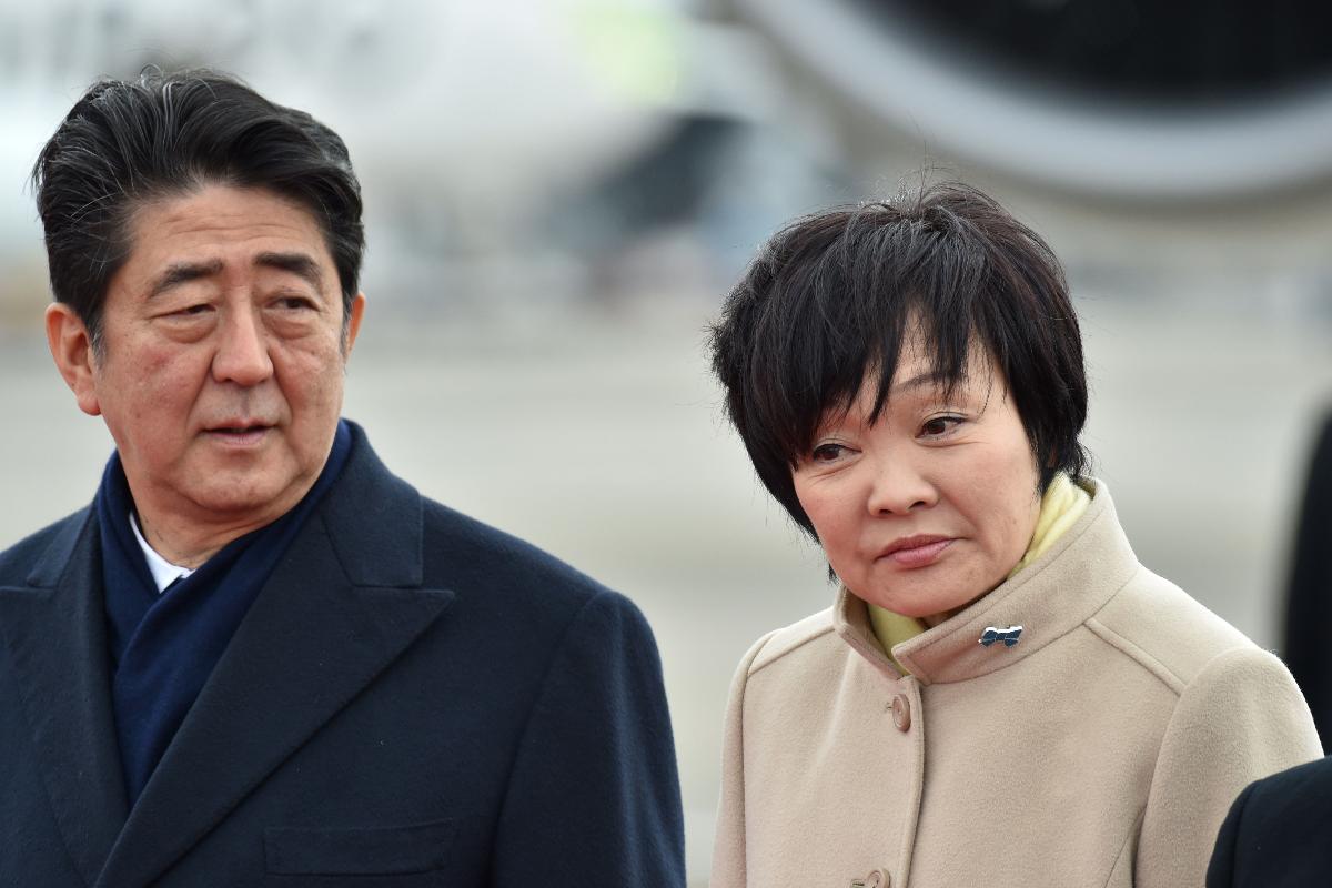 O primeiro-ministro do Japão Shinzo Abe, e sua esposa, Akie Abe | KAZUHIRO NOGI/AFP
