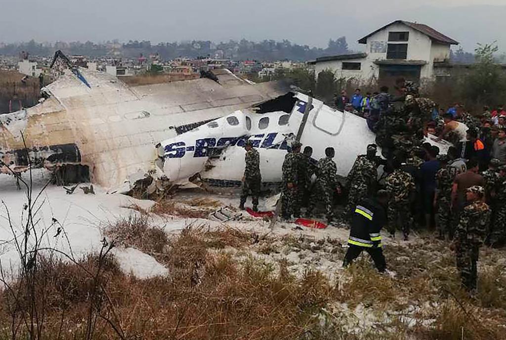 Imagem da aeronave que caiu nesta manhã, no aeroporto de Katmandu, capital do Nepal | Saroj Basnet/AFP