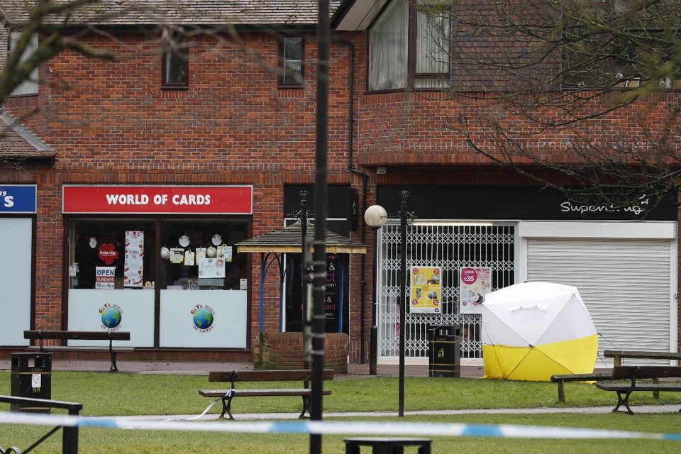Um cordão policial permanece no centro comercial The Maltings, em Salisbury, onde o ex-espião russo e sua filha foram encontrados inconscientes | ADRIAN DENNIS/AFP
