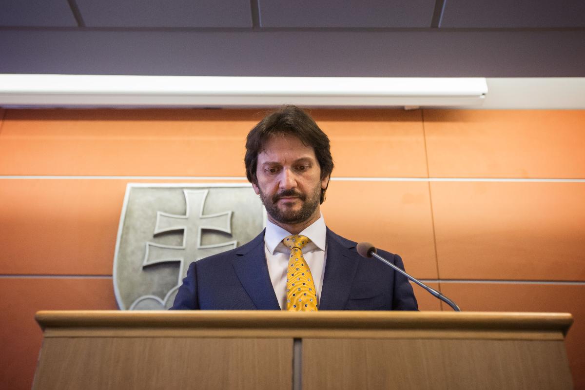 O ex-ministro do Interior da Eslováquia, Robert Kalinak, durante uma conferência de imprensa na qual anunciou sua demissão | TOMAS BENEDIKOVIC/AFP