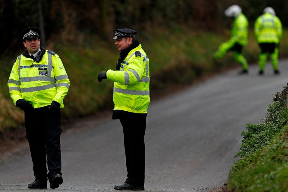Agentes da polícia britânica durante investigação após o ex-espião russo ter sido envenenado | ADRIAN DENNIS/AFP