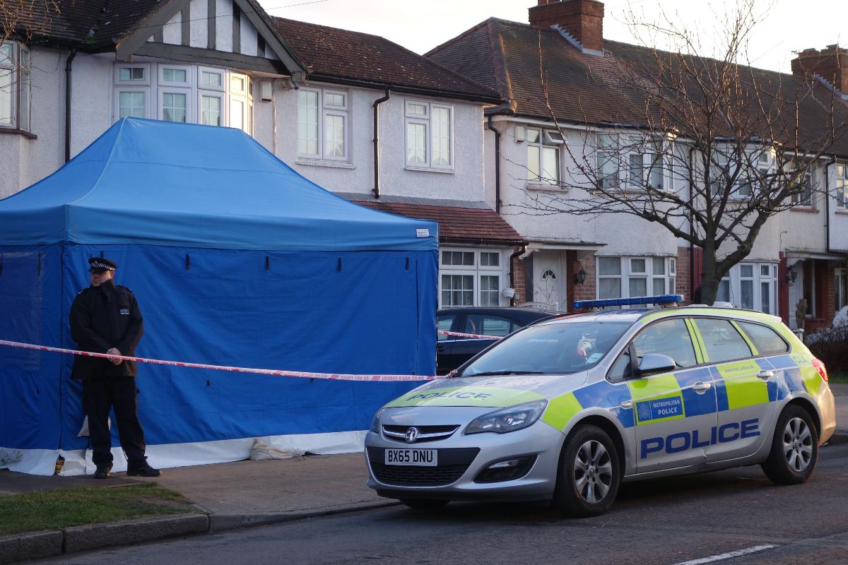 Policiais isolaram a casa em que o russo Nikolai Glushkov foi encontrado morto | WILL EDWARDS/AFP