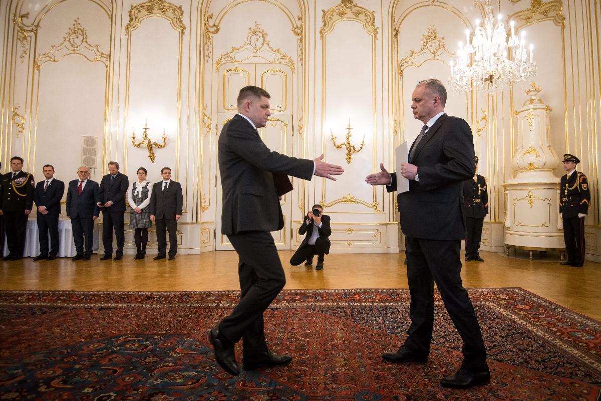 O presidente eslovaco recebendo a carta de renúncia do primeiro ministro do país | VLADIMIR SIMICEK/AFP