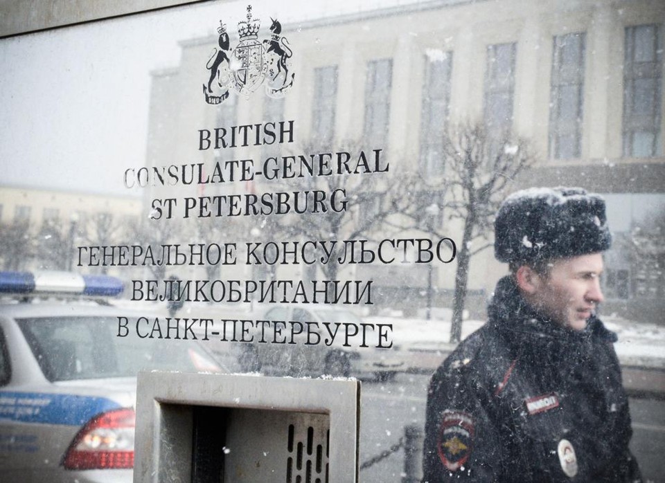 Guarda russo faz a segurança do edifício do Consulado-Geral Britânico, em São Petersburgo: local será fechado  | Olga Maltseva/AFP