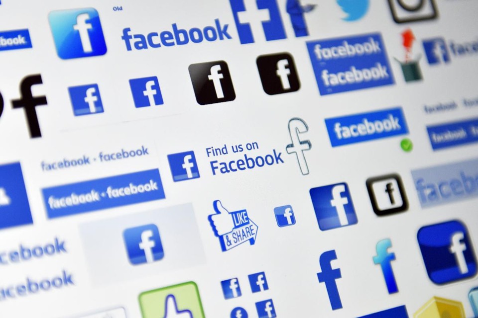 A Cambridge Analytica, empresa de análise de dados contratada pela campanha presidencial de Donald Trump em 2016, está sendo investigada por ter colhido informação do perfil de milhões de eleitores sem a permissão do Facebook | LOIC VENANCE/AFP