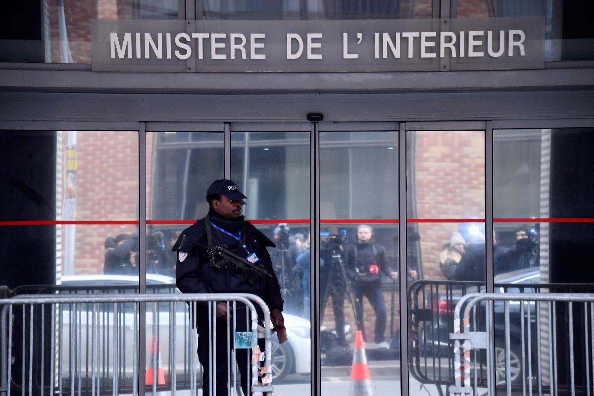 Sarkozy está sendo mantido num local de controle da Polícia Judiciária para ser ouvido e pode ficar detido durante 48 horas | CHRISTOPHE SIMONAFP