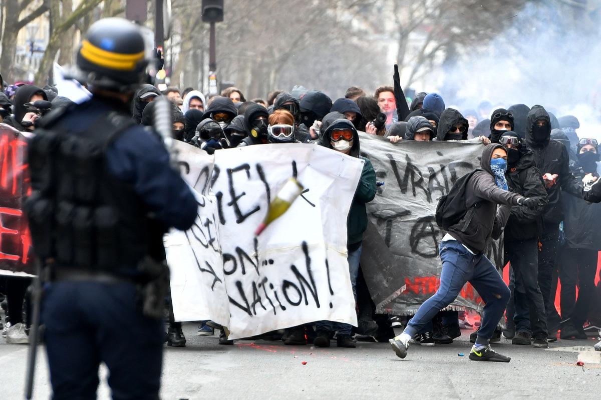 Estudantes enfrentam a polícia durante protestos na França | GERARD JULIEN/AFP