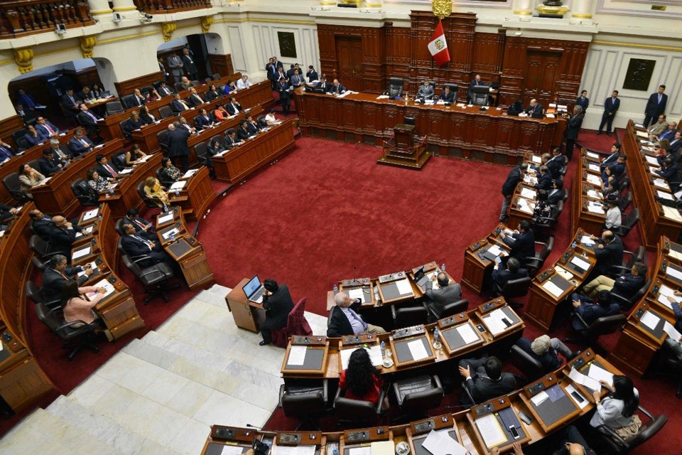 Legisladores peruanos se reúnem durante uma sessão no Congresso, em Lima, para discutir o pedido de renúncia do ex-líder do país Pedro Pablo Kuczynski | CRIS BOURONCLE/AFP