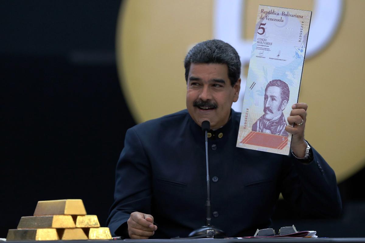 Maduro anunciando a substituição do bolívar forte pelo bolívar soberano nesta quinta-feira (22), em Caracas. | HOAFP