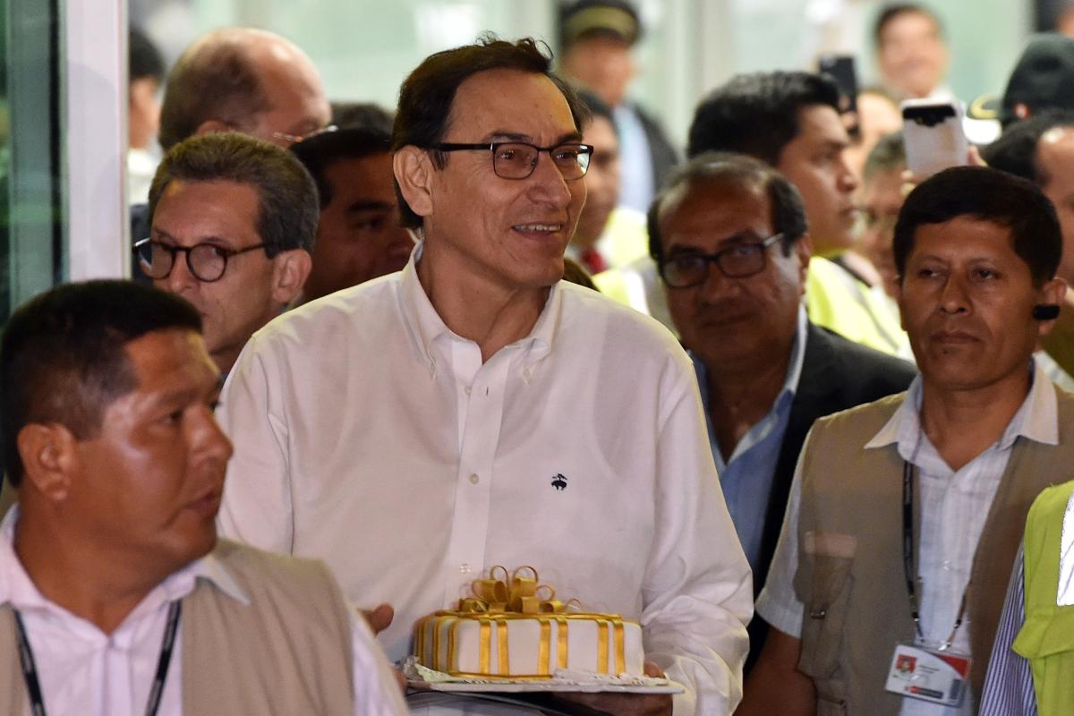 Futuro presidente do Peru, Martín Vizcarra (C) chegou a Lima na madrugada desta sexta-feira (23) | CRIS BOURONCLEAFP