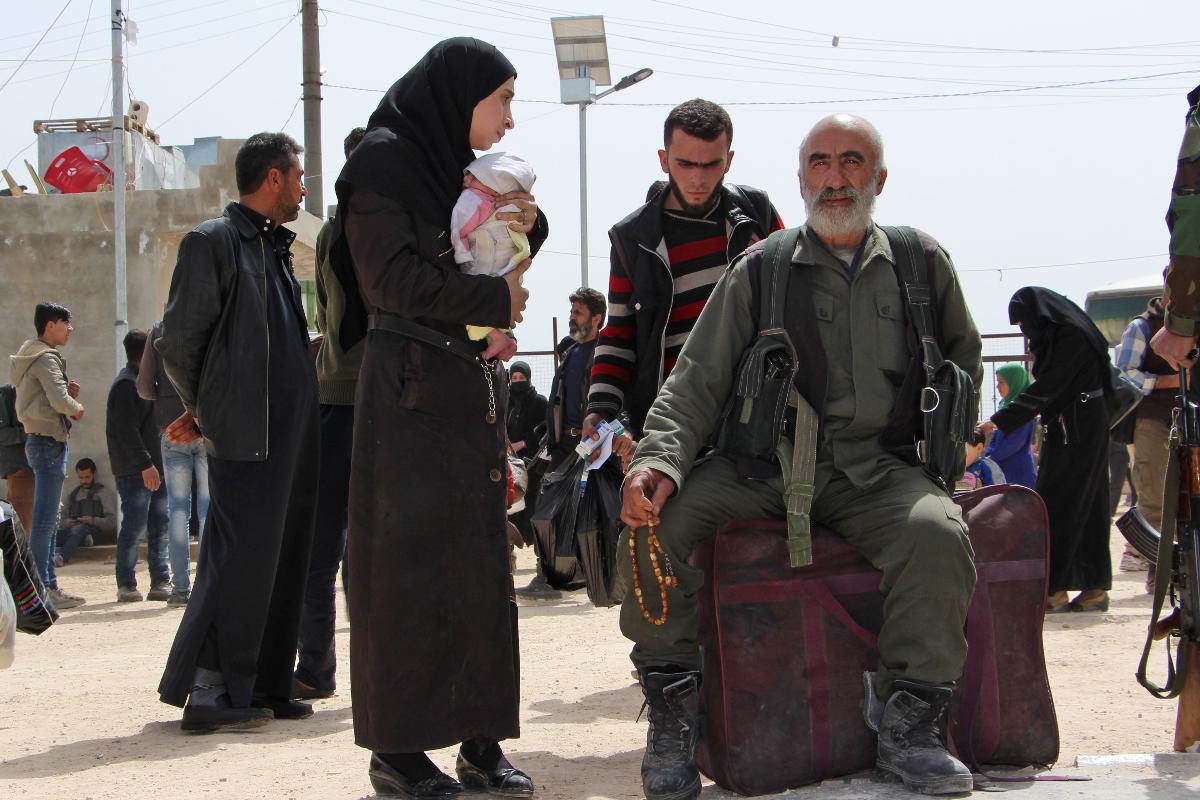 Rebeldes e suas famílias foram evacuados da cidade de Harasta e agora estão em abrigos na cidade de Maaret al-Ikhwa, um reduto rebelde | IBRAHIM YASOUFAFP