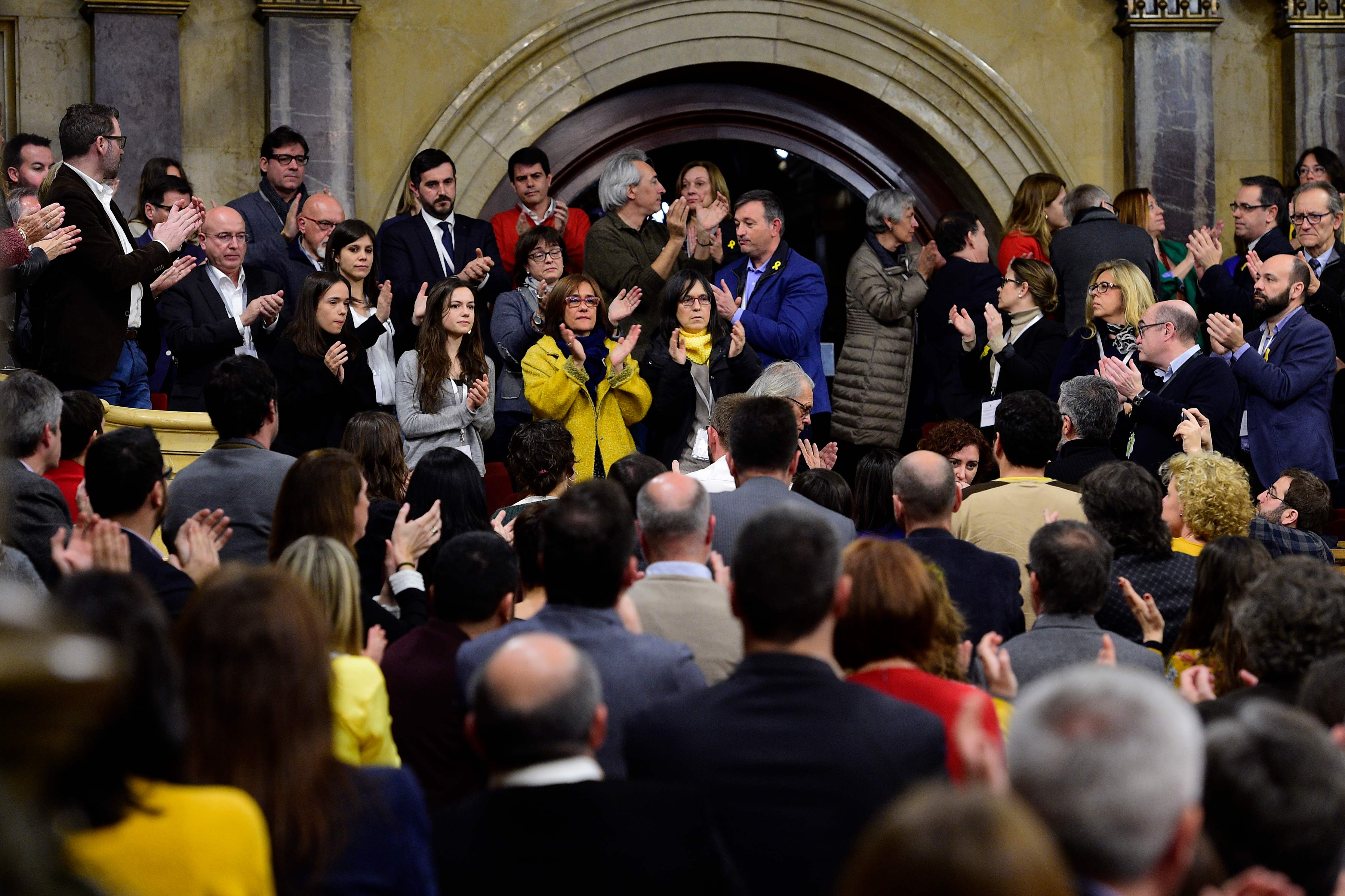 Membros da família de Turull aplaudem o fim da reunião que discutiu a crise política na região, após líderes separatistas serem presos. | LLUIS GENE/AFP