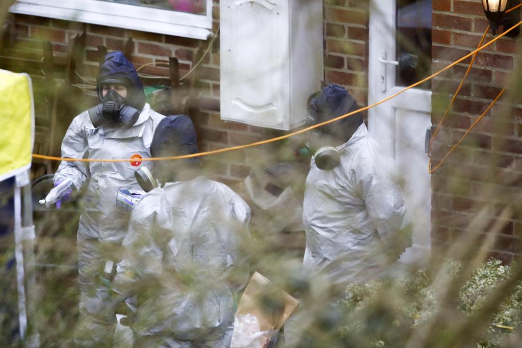 Investigadores na casa do ex-espião russo Serguei Skripal, no Reino Unido, em inspeção na semana passada | GEOFF CADDICK/AFP