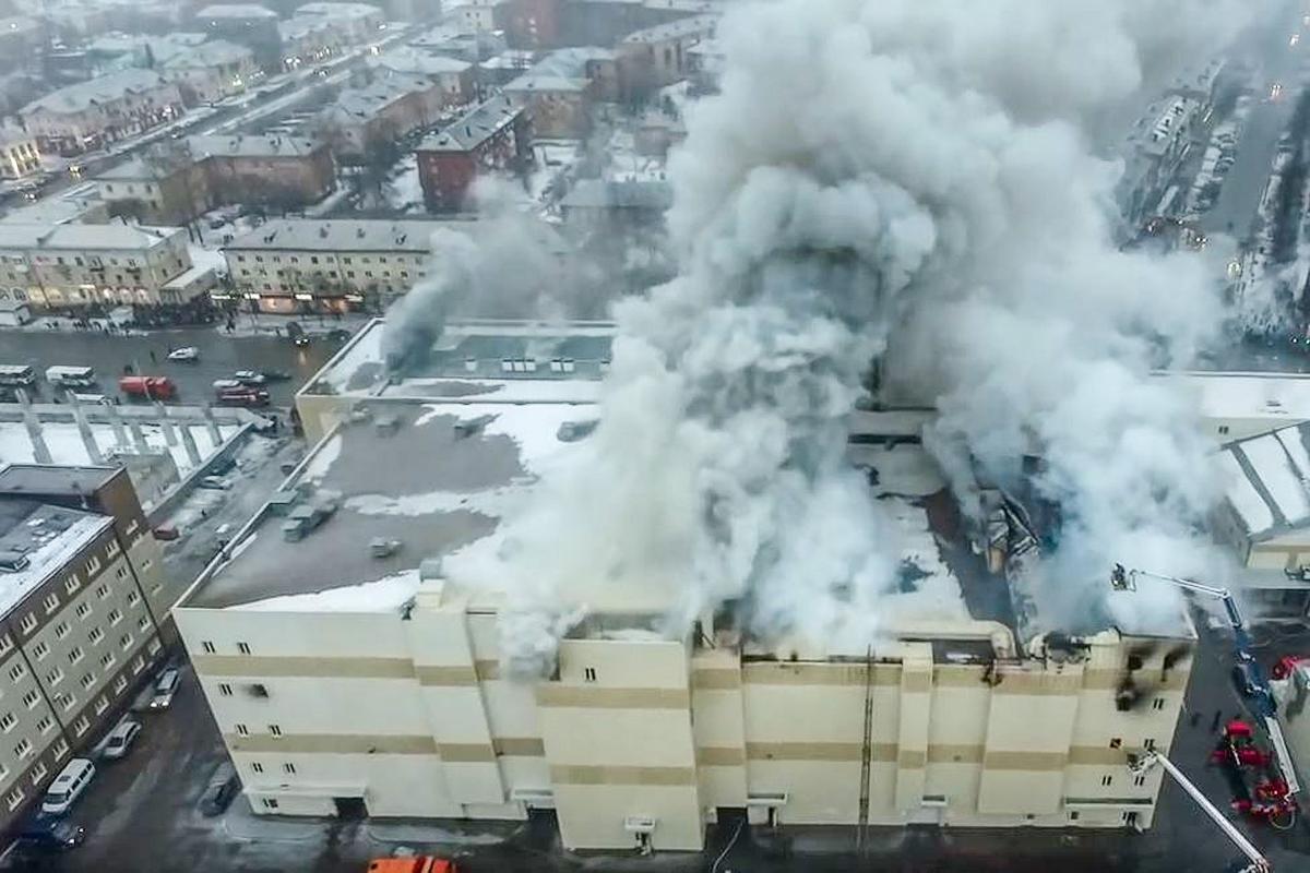 Vista aérea tomada em 25 de março de 2018 com um drone mostra o incêndio do centro comercial em Kemerovo. Um total de 64 pessoas, muitas delas crianças, morreram no incêndio que assolou um movimentado shopping center em uma cidade industrial da Sibéria | STRAFP