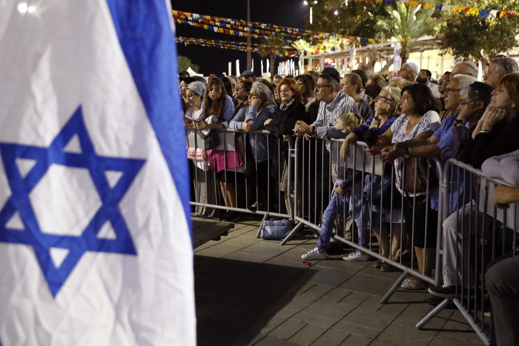 Milhares de pessoas se reuniram na quarta-feira, 28, nas ruas de Paris para prestar homenagem à aposentada judia | Jack Guez/AFP