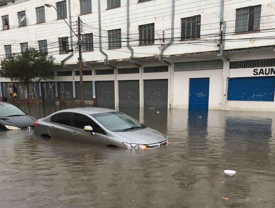 Alagamento na Rua Almirante Gonçalves, no bairro Rebouças.Foto:Ricardo Granemann/Colaboração | /