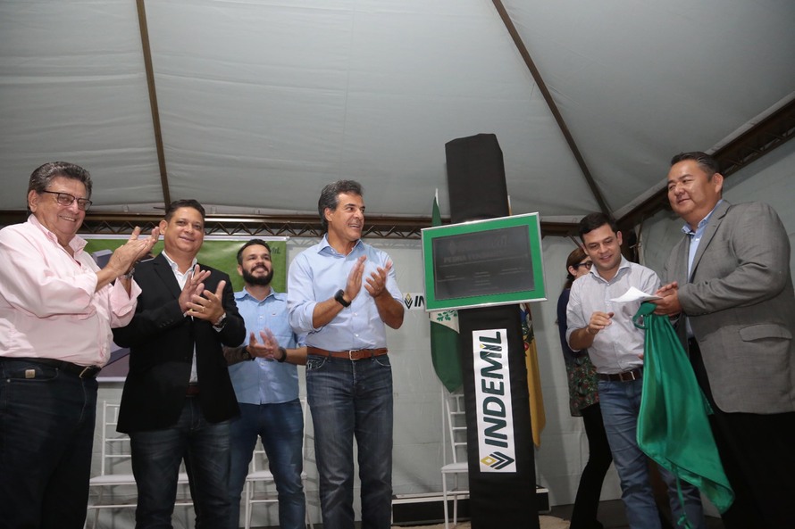 O anúncio da nova fábrica, realizado pelo diretor-presidente da Indemil, Eizo Miyamoto, contou com a participação dd governador Beto Richa | Jaelson Lucas/AEN