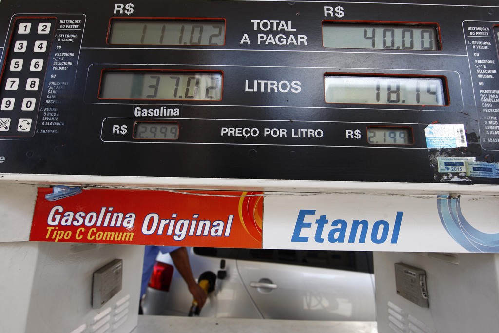 Aumento da mistura do etanol na gasolina para 40% é defendido pela Casa Civil e por produtores rurais. Apesar disso, medida é rechaçada por integrantes da equipe econômica, que alegam a perda de R$ 4 bilhões por ano em arrecadação.