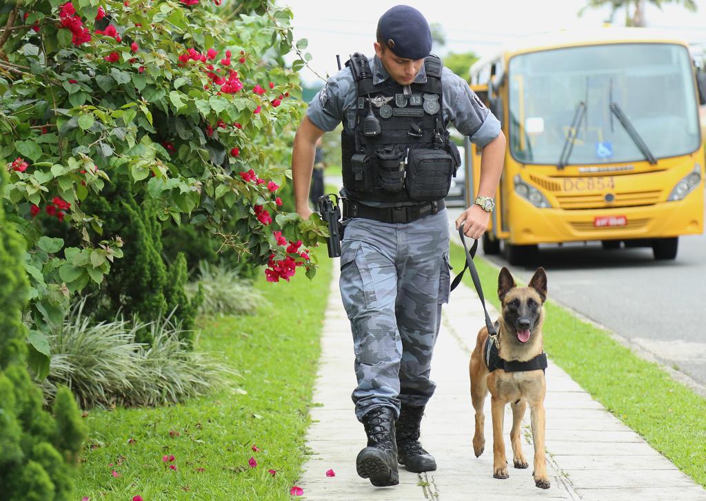 Prefeito Rafael Greca assinou regulamentação para aposentadoria dos cães da Guarda Municipal: animais trabalharão entre 8 e 10 anos. | Giuliano Gomes/Tribuna do Paraná