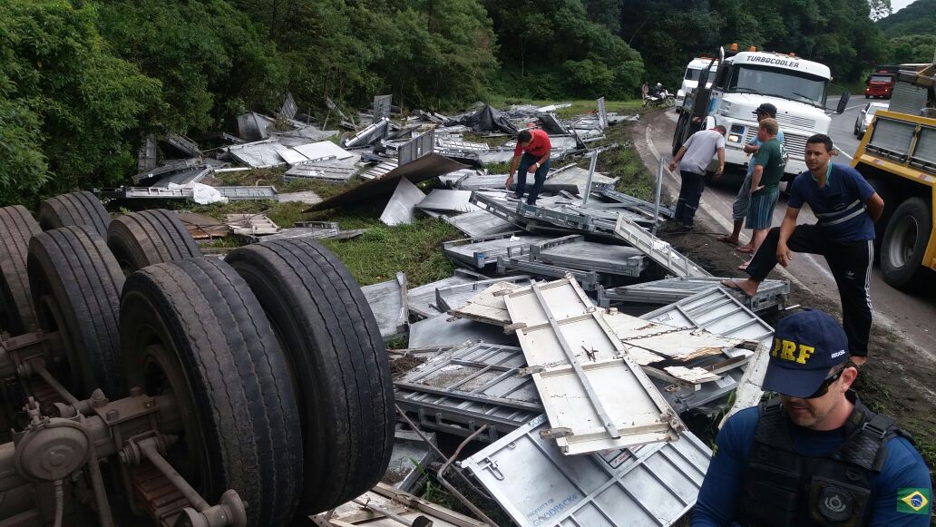 Caminhão que tombou transportava caixas metálicas. | PRF/