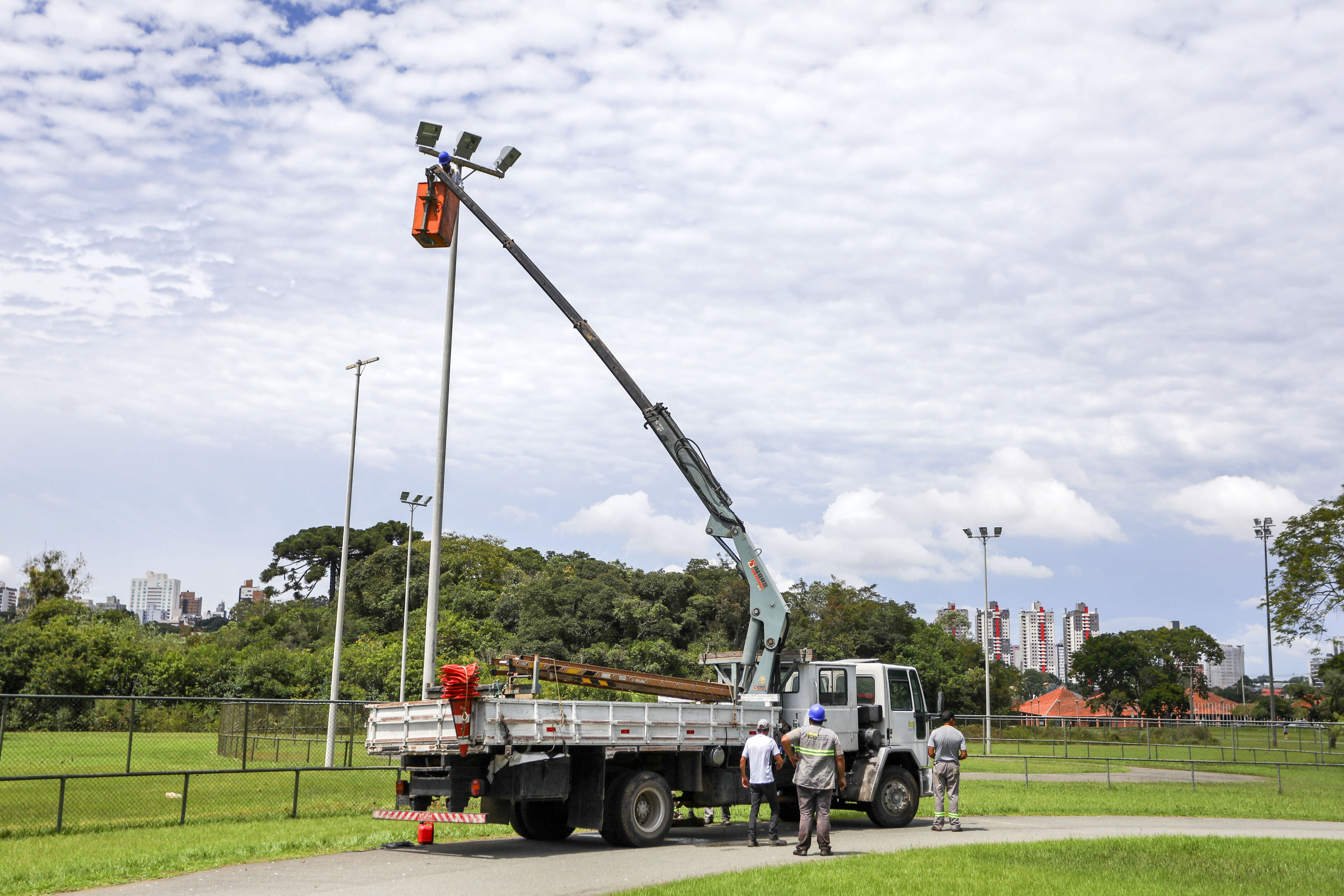 Oito novos postes com iluminação mais potente foram instalados no Parque Barigui | Daniel Castellano/Prefeitura de Curitiba