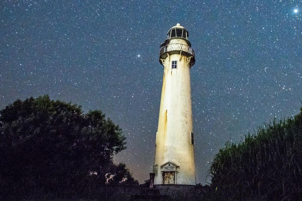 A imagem da campanha realizada pelos moradores utiliza uma lanterna para iluminar o farol abandonado | Gustavo Schiavon/Colaboração