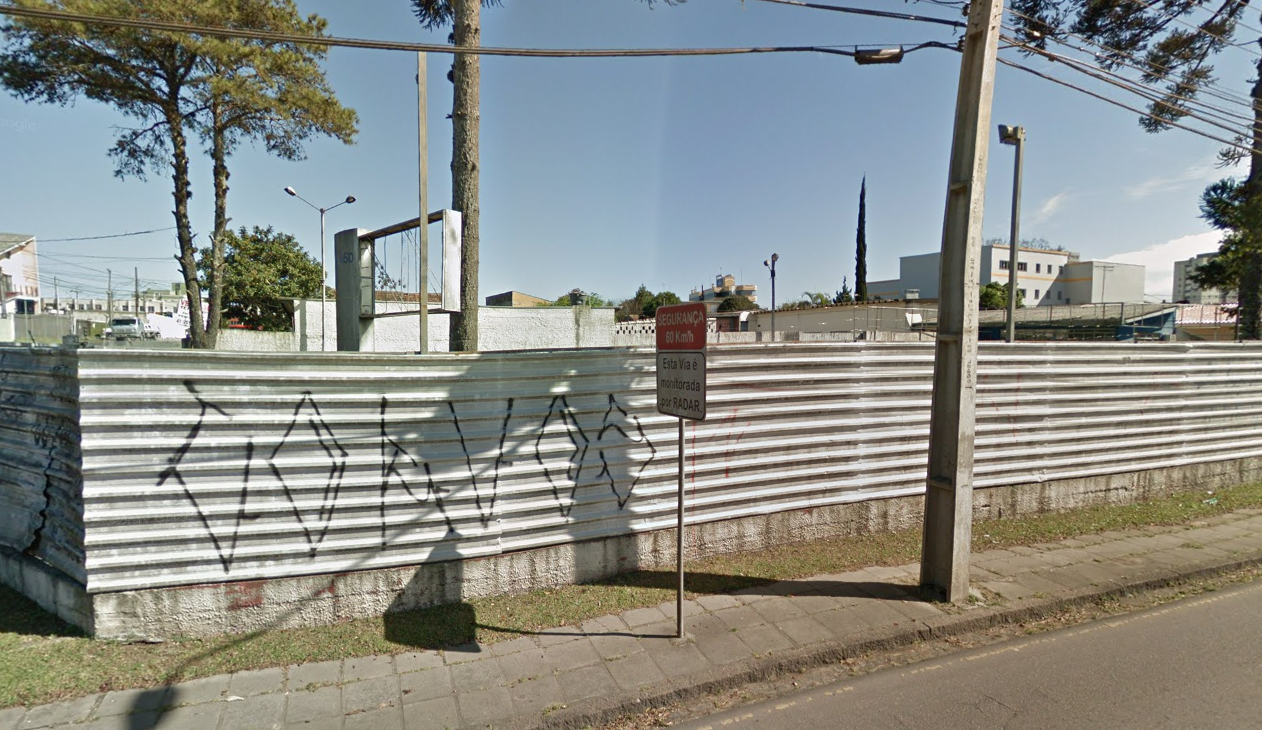 Com a pancada, criança foi arremessada por cima de tapumes de mais de 2 metros de altura | Reprodução/Google