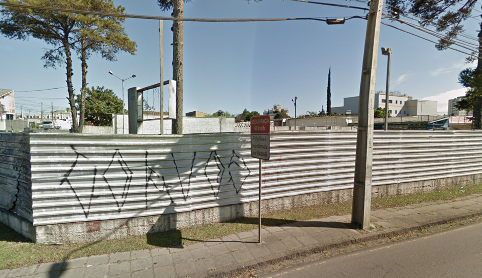 Com a pancada, criança foi arremessada por cima de tapumes de mais de 2 metros de altura | Reprodução/Google